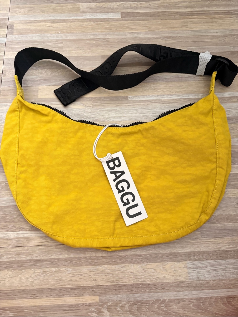BAGGU: Medium Nylon Crescent “Sour”🍋 - Picture 3 of 4